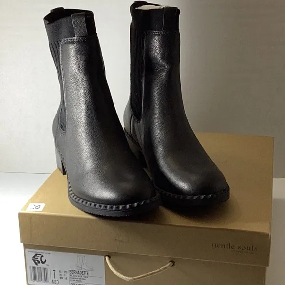 Gentle Souls by Kenneth ColeWomen's Bernadette Pull On Chelsea Boots