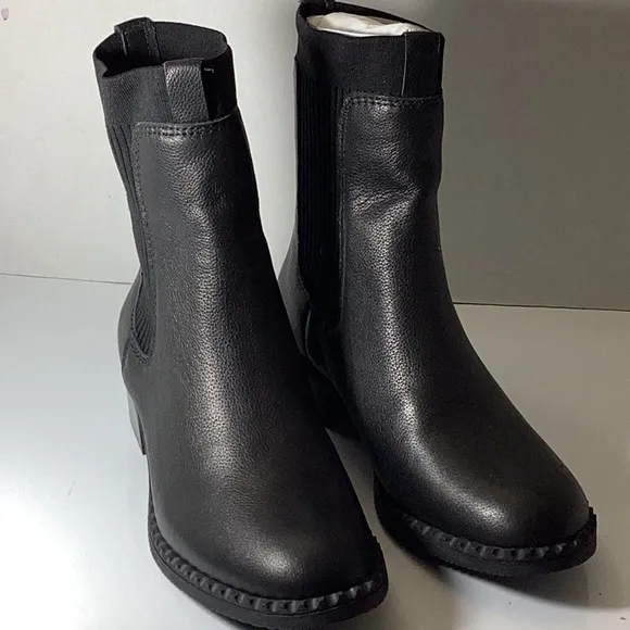 Gentle Souls by Kenneth ColeWomen's Bernadette Pull On Chelsea Boots