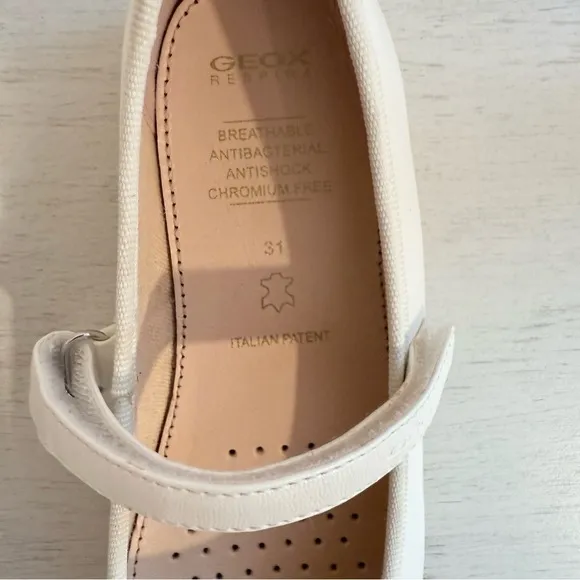 Geox Kids Plie 79 White Flats size 13 in excellent condition