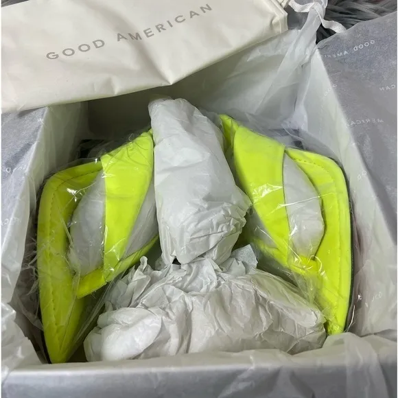 Good American Clear Wedge Thong Sandals in Chartreuse size 7