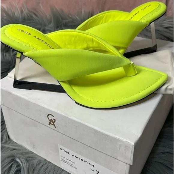 Good American Clear Wedge Thong Sandals in Chartreuse size 7
