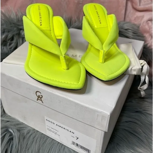 Good American Clear Wedge Thong Sandals in Chartreuse size 7