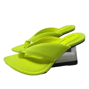 Good American Clear Wedge Thong Sandals in Chartreuse size 7