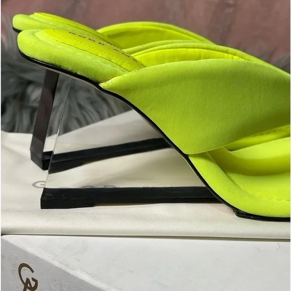 Good American Clear Wedge Thong Sandals in Chartreuse size 7