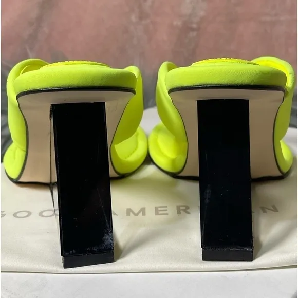 Good American Clear Wedge Thong Sandals in Chartreuse size 7