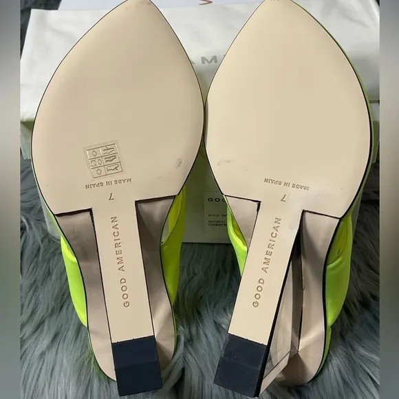 Good American Clear Wedge Thong Sandals in Chartreuse size 7