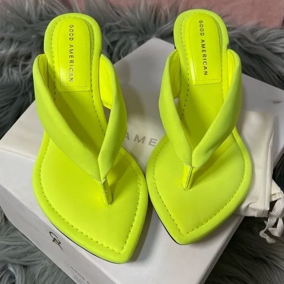 Good American Clear Wedge Thong Sandals in Chartreuse size 7