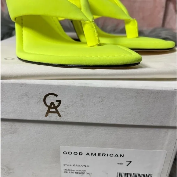 Good American Clear Wedge Thong Sandals in Chartreuse size 7