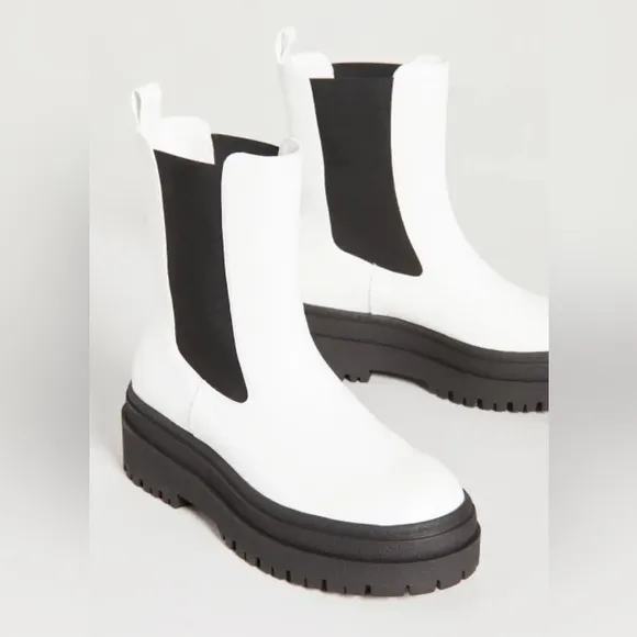 Good American White Pull On Chelsea Boots Faux Leather size 9