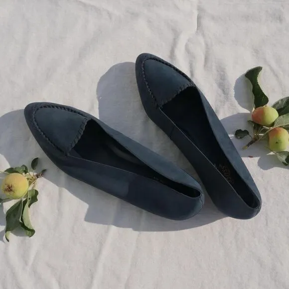 Gorgeous vintage 90s Bass navy blue slides