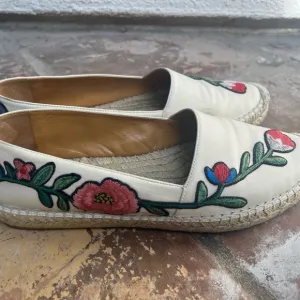 Gucci Cream and Red Espadrilles with Elegant Floral Design