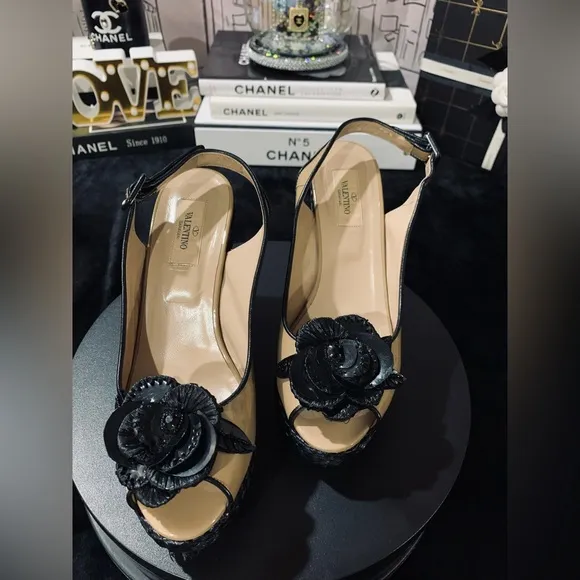 GUC💖💝VALENTINO  Wedge Sandals.