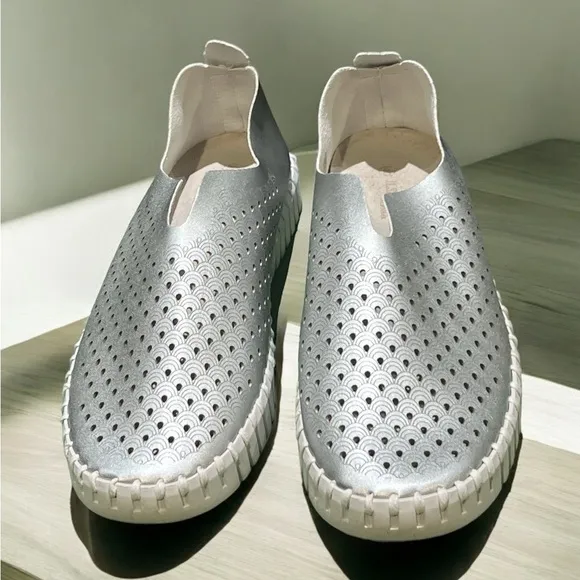 Ilse Jacobsen Hornback Tulip Flats Metallic Platinum Slip-on Sneaker Size 40.
