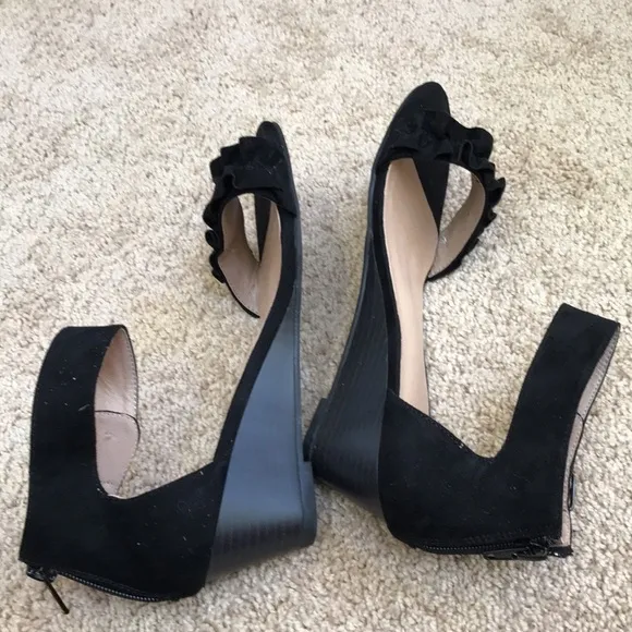 JG Size 8 black faux suede open toe ankle strap sandals