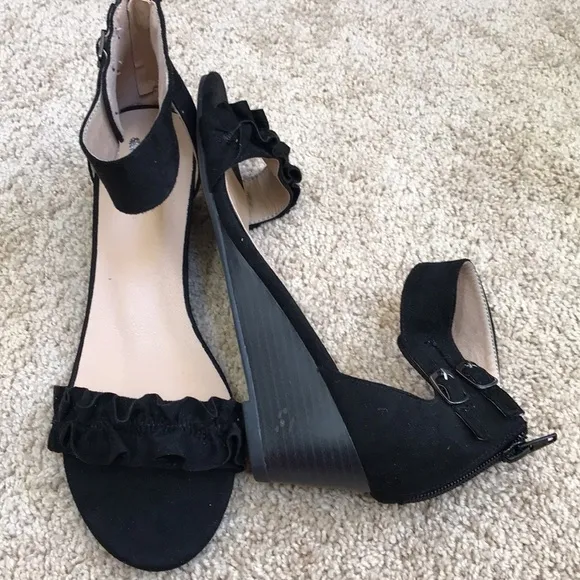 JG Size 8 black faux suede open toe ankle strap sandals