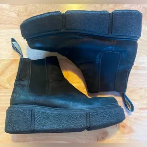 John Fluevog Piccolomini Space Edition Grunge Soled Pull On Boots Black Size 7