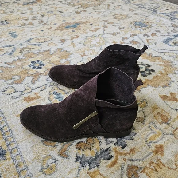 Johnston &amp; Murphy Suede Lola Brown Pull On Boots / Booties