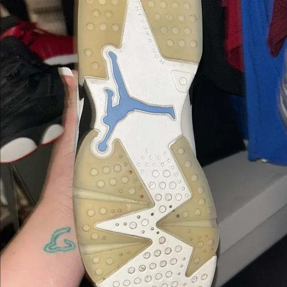 Jordan 6s size 6 GUC