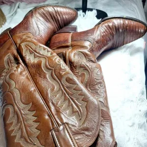 JUSTIN STYLE BOOTS Size 7 Color Brown.Used