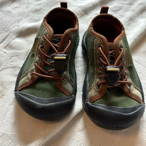 Keen Green sneaker with pull cord toddler 9