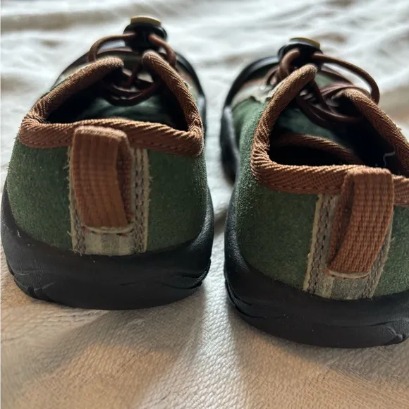 Keen Green sneaker with pull cord toddler 9
