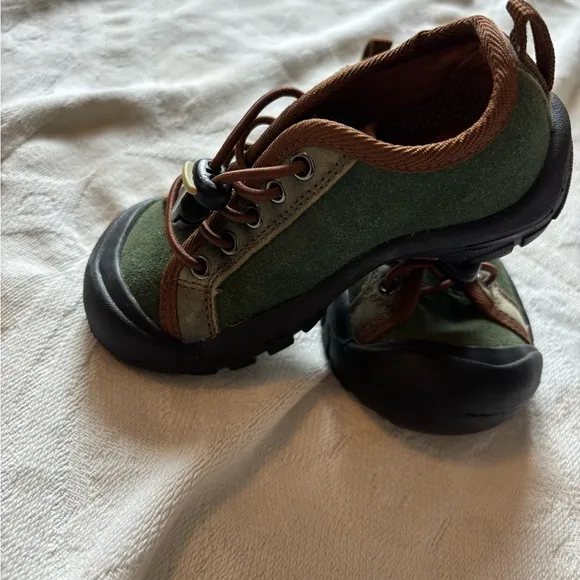 Keen Green sneaker with pull cord toddler 9