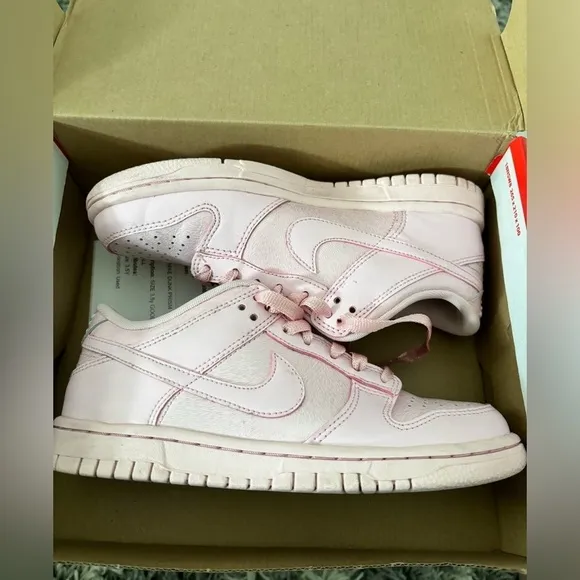 Kids 3.5 Nike Dunks Prism Pink Nike Swoosh Leather Upper Low Top Sneakers