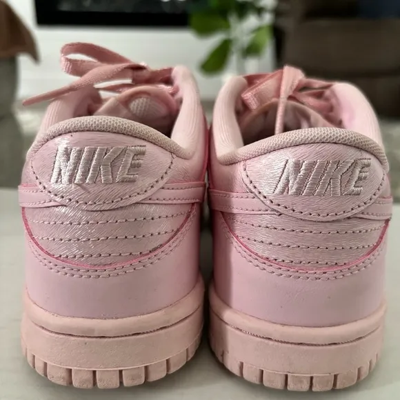 Kids 3.5 Nike Dunks Prism Pink Nike Swoosh Leather Upper Low Top Sneakers