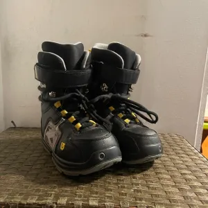 Kids burton freestyle snowboard boots 5