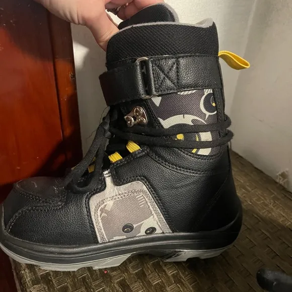 Kids burton freestyle snowboard boots 5