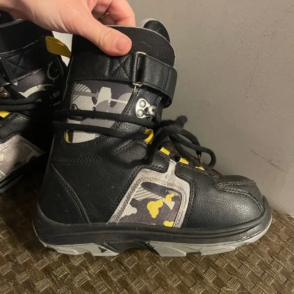 Kids burton freestyle snowboard boots 5