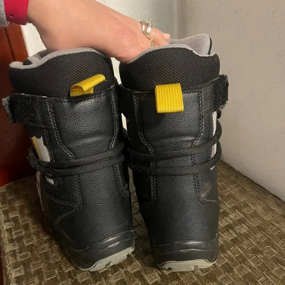 Kids burton freestyle snowboard boots 5