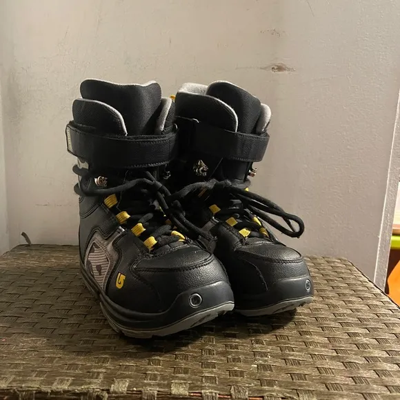Kids burton freestyle snowboard boots 5