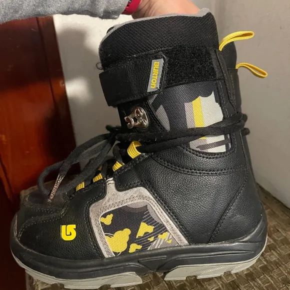 Kids burton freestyle snowboard boots 5