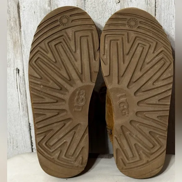 Kids Ugg Harkley Chukka Boots size 5