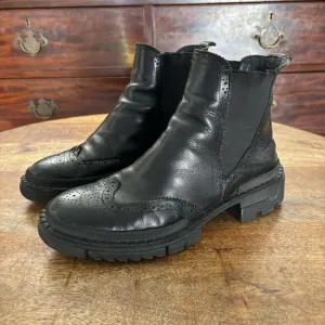 Ladies Estro black leather punched wind tip pull on ankle boots 39 8.5