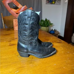 Laredo Cowboy Boots Sz 9.5 D w/ metal accents