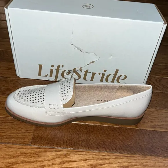 LifeStride Soft System Zee 2 Loafers Cream Color Almondd Milk Women’s Size 8