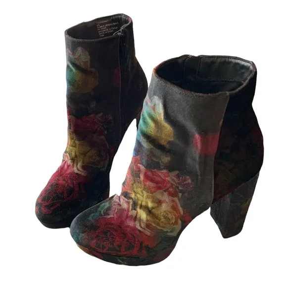 Madden Girl Gigg Floral Velvet Ankle Boots Size 8.5