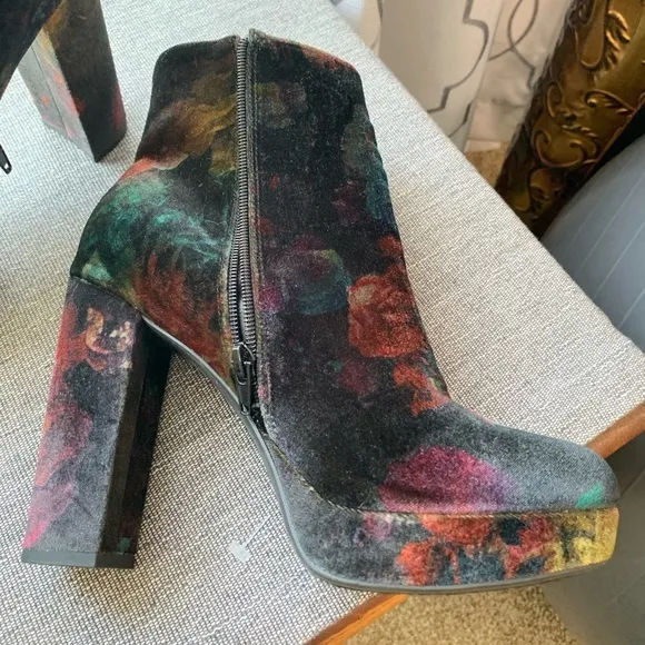 Madden Girl Gigg Floral Velvet Ankle Boots Size 8.5