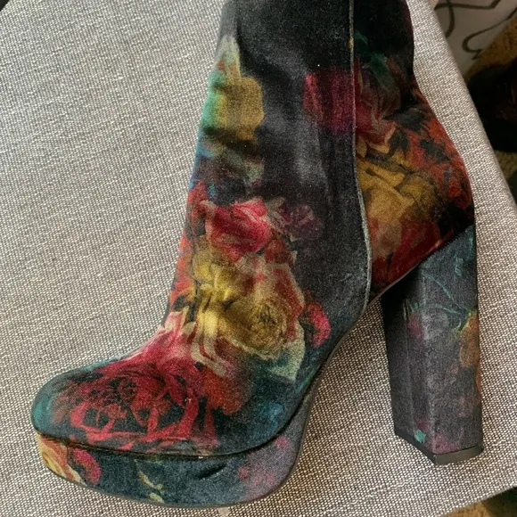 Madden Girl Gigg Floral Velvet Ankle Boots Size 8.5