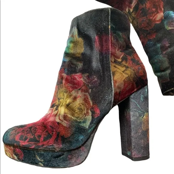 Madden Girl Gigg Floral Velvet Ankle Boots Size 8.5