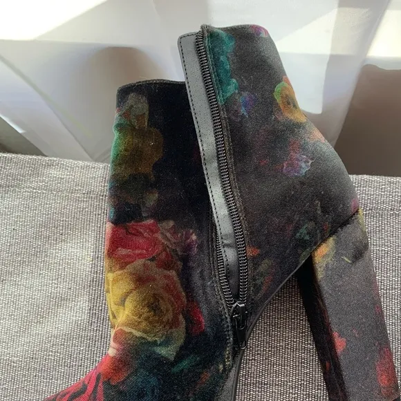 Madden Girl Gigg Floral Velvet Ankle Boots Size 8.5