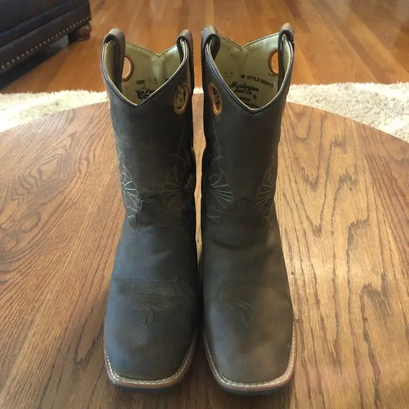 Masterson Boot Co. brown leather pull on boots in EUC.  Boots perfect for rodeo
