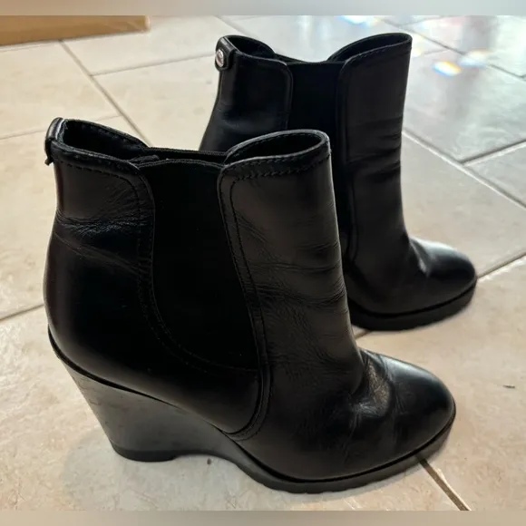 Michael Kors Thea Women's Size 8M Black Leather Pull‎ On Ankle Bootie Boots