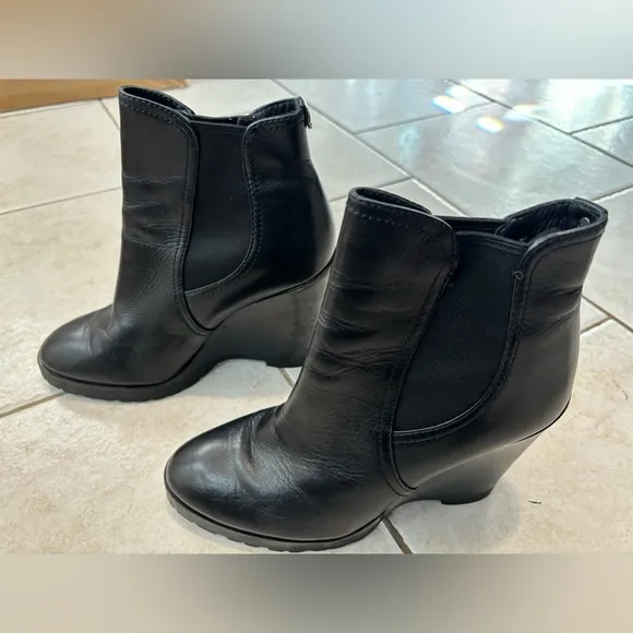 Michael Kors Thea Women's Size 8M Black Leather Pull‎ On Ankle Bootie Boots