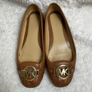 Michael Kors Fulton leather tan slip on flats with gold tone logo accent SZ7.5M