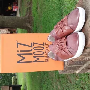 Miz Mooz Orbit Sneakers Size 5.5