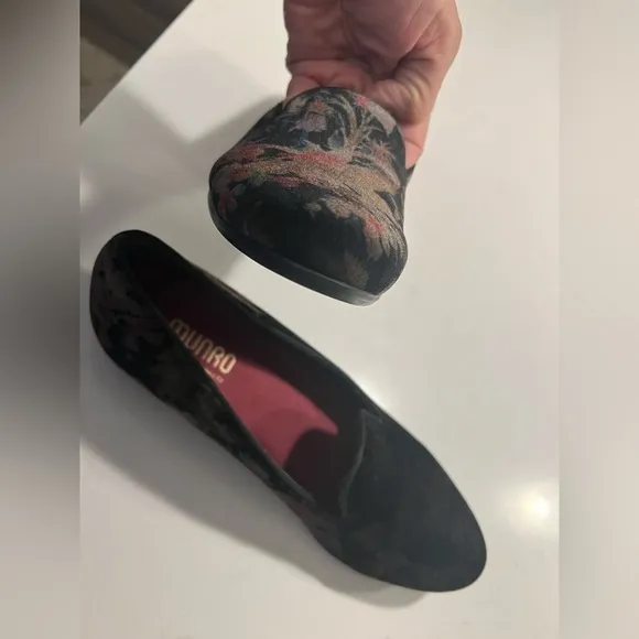 Munro Cerise Black Floral Velvet Loafers size 10