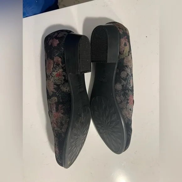 Munro Cerise Black Floral Velvet Loafers size 10
